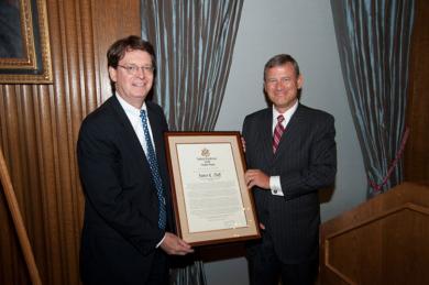 Former AO Director James C. Duff receives a proclamation recognizing his service to the Judiciary from Chief Justice John Roberts, Jr.