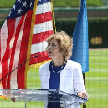 Chief Judge Rebecca R. Pallmeyer of the Northern District of Illinois makes remarks to the newly naturalized U.S. citizens. Photo credit: Jim Slonoff