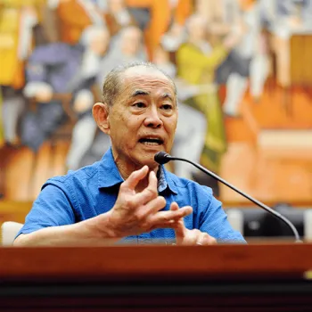 Dale Minami, wearing a blue shirt, speaks during a panel discussion at the Honolulu federal courthouse.