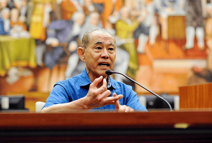 Dale Minami, wearing a blue shirt, speaks during a panel discussion at the Honolulu federal courthouse.